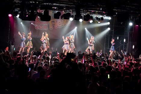 Cheeky Paradeによるライブの様子。