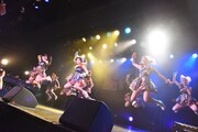 Cheeky Paradeによるライブの様子。