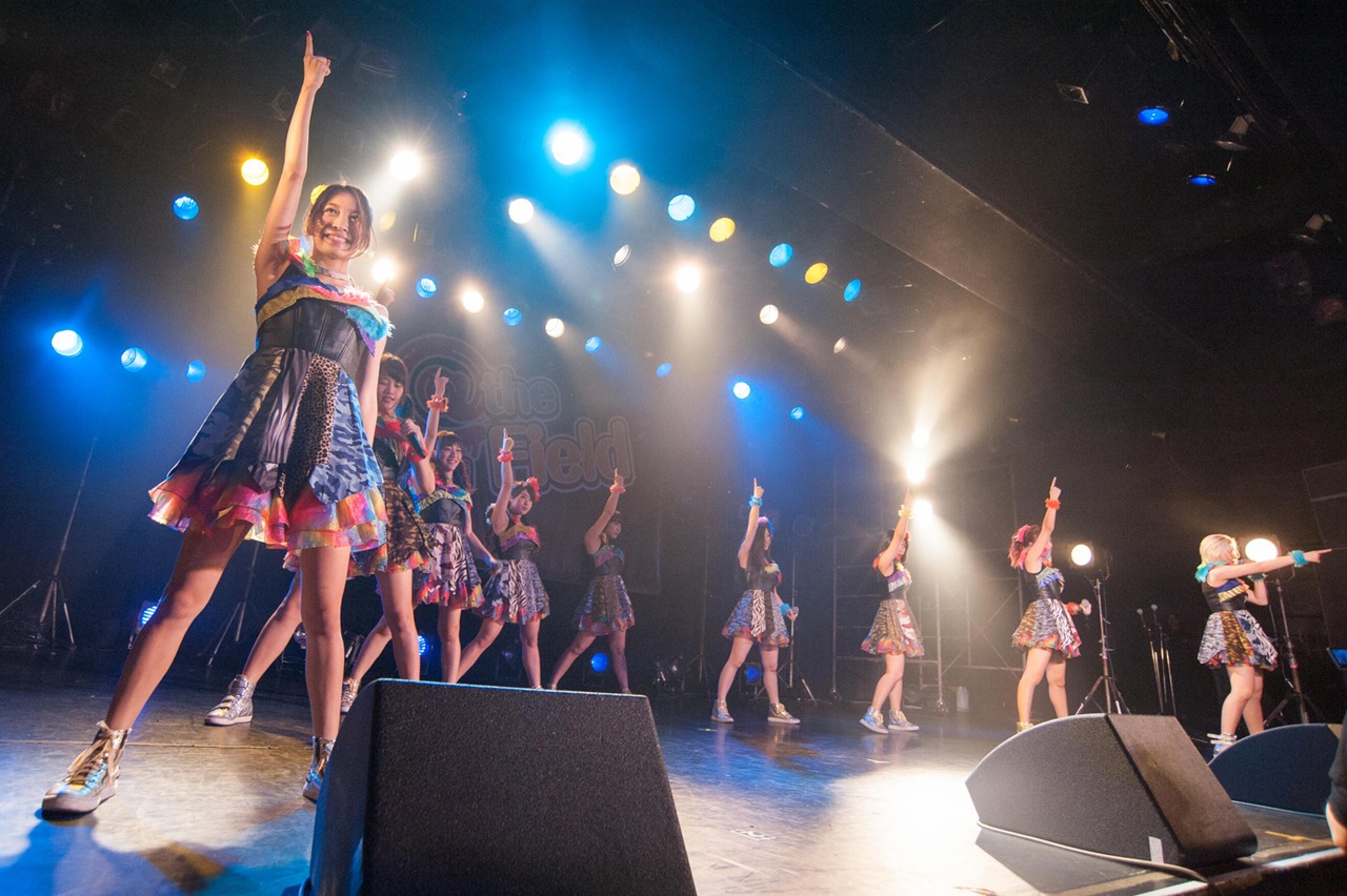 Cheeky Paradeによるライブの様子。