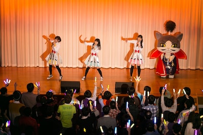 「イヤホンズ 1st ALBUM インストアライブツアー～MIRACLE MYSTERY TOUR～“地獄の一丁目特訓の巻”」の様子。