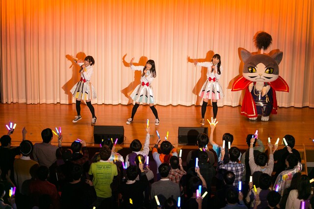 「イヤホンズ 1st ALBUM インストアライブツアー～MIRACLE MYSTERY TOUR～“地獄の一丁目特訓の巻”」の様子。