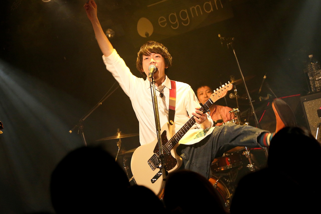 片岡健太（Vo, G）（撮影：後藤壮太郎）
