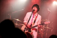 片岡健太（Vo, G）（撮影：後藤壮太郎）