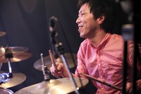 荒井智之（Dr）（撮影：後藤壮太郎）