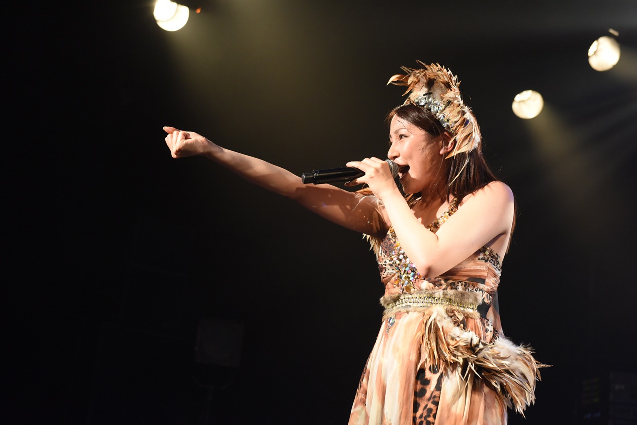 吉川友によるライブの様子。
