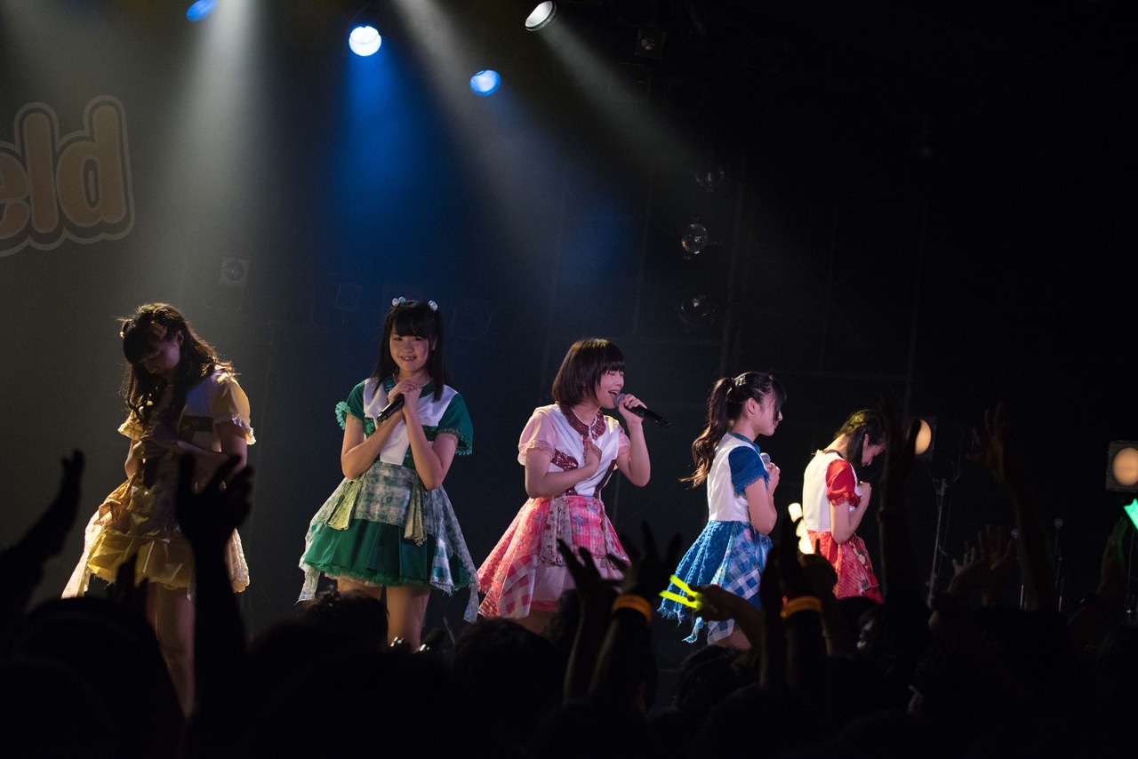 神宿によるライブの様子。