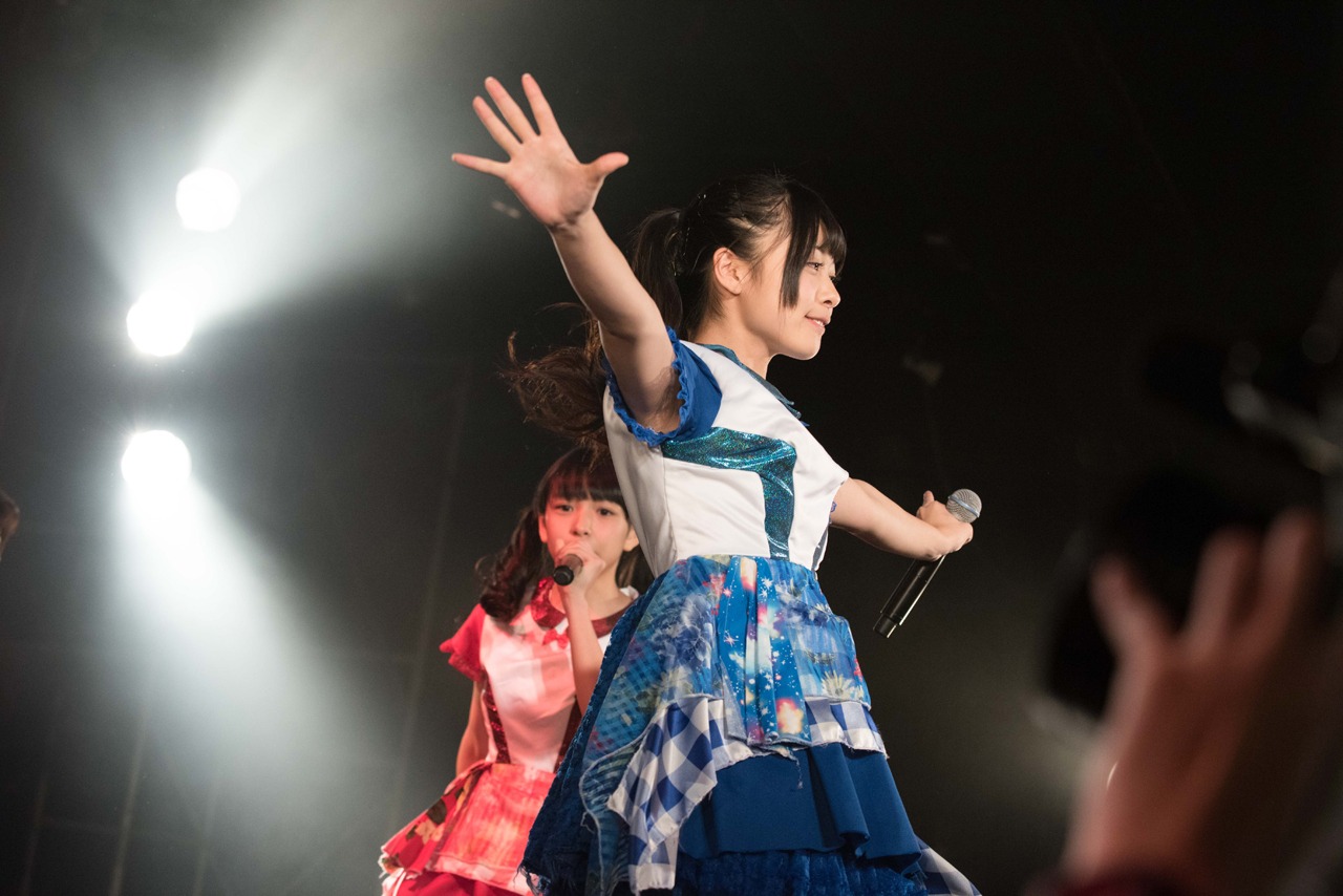 神宿によるライブの様子。