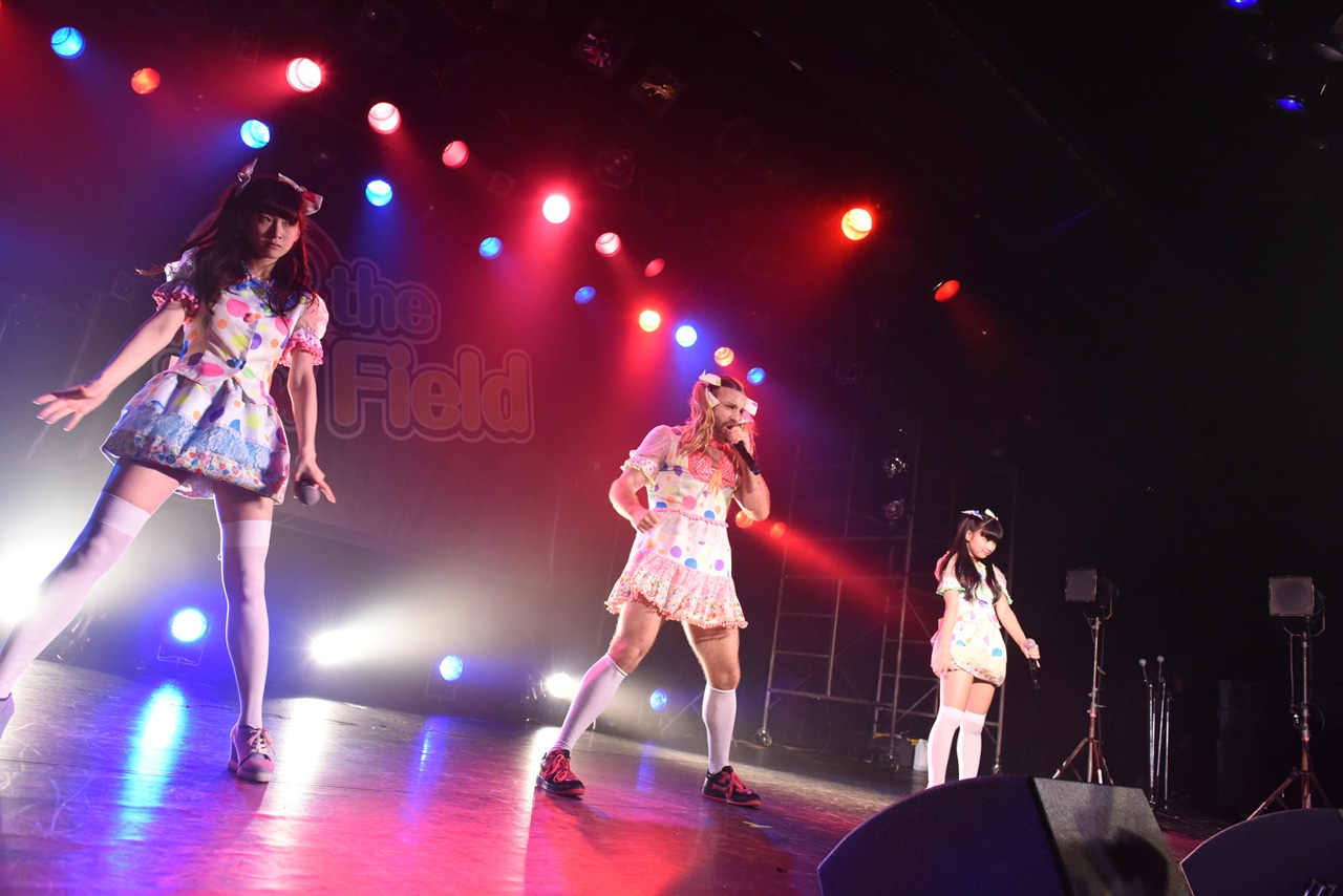 LADYBABYによるライブの様子。