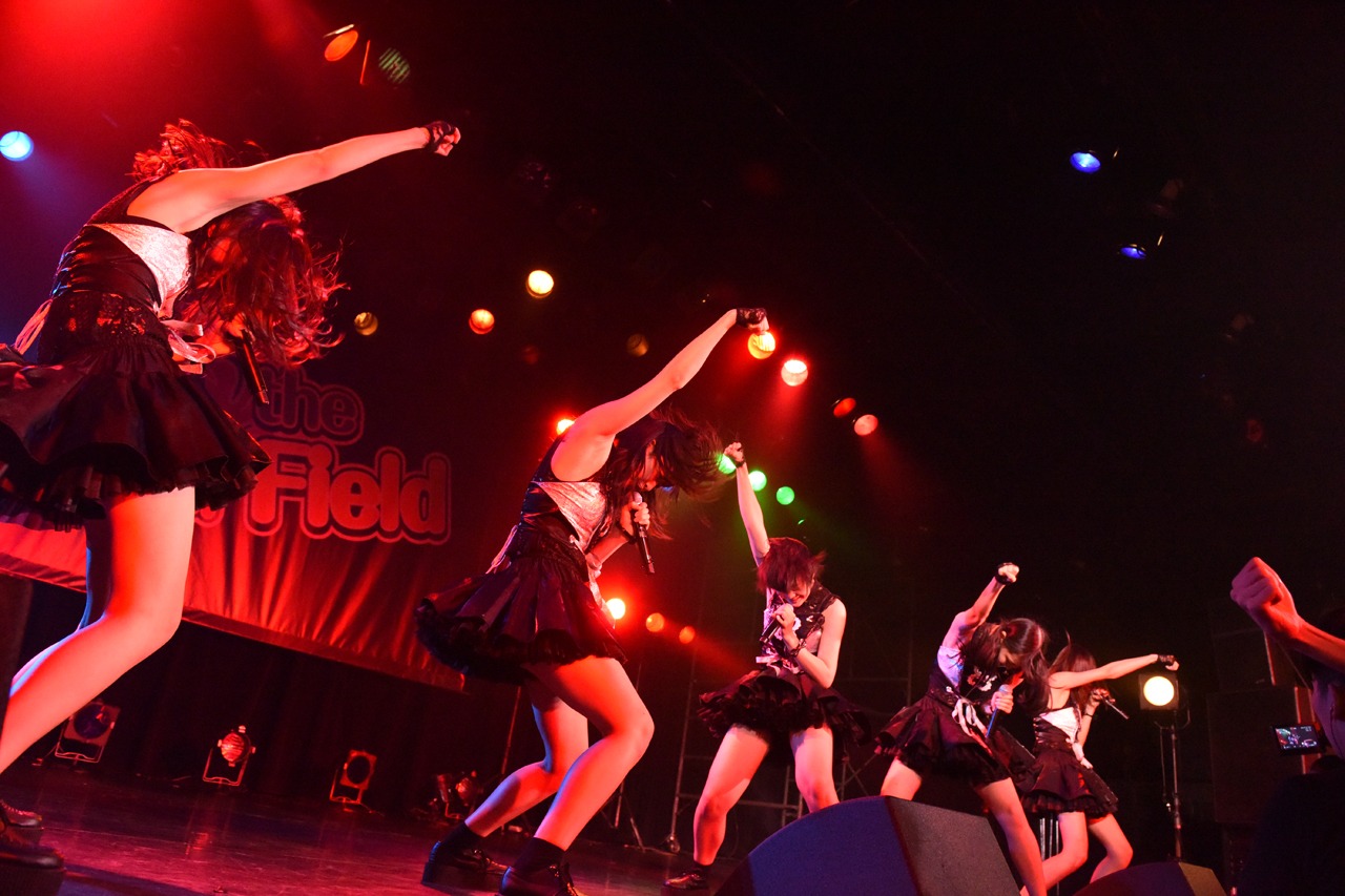 Party Rockets GTによるライブの様子。