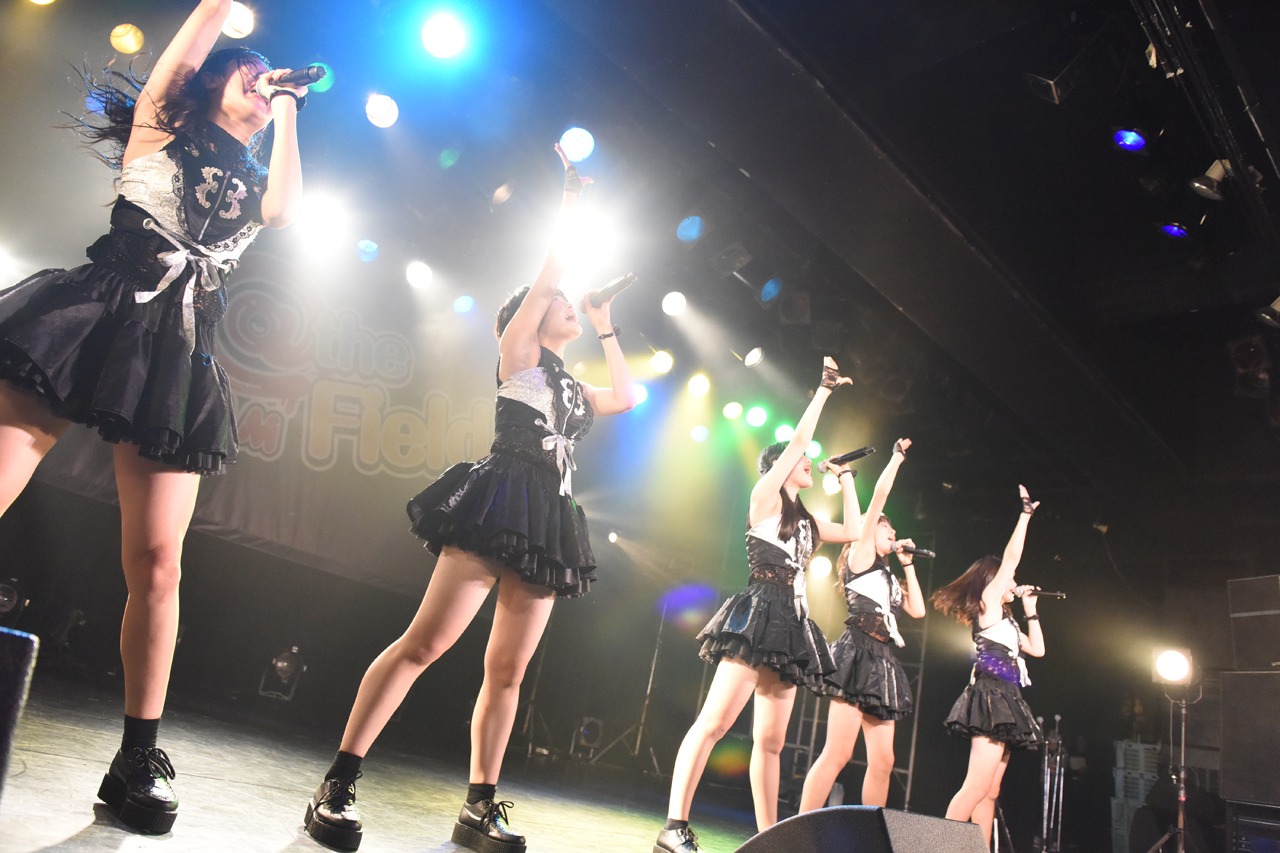 Party Rockets GTによるライブの様子。