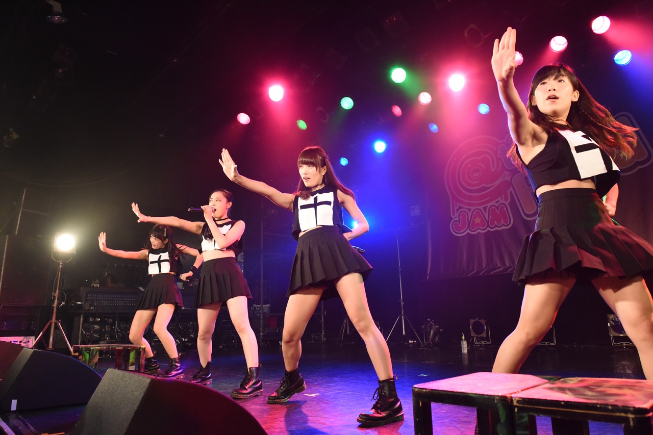 PassCodeによるライブの様子。