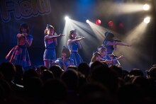 PASSPO☆によるライブの様子。