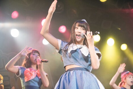 PASSPO☆によるライブの様子。