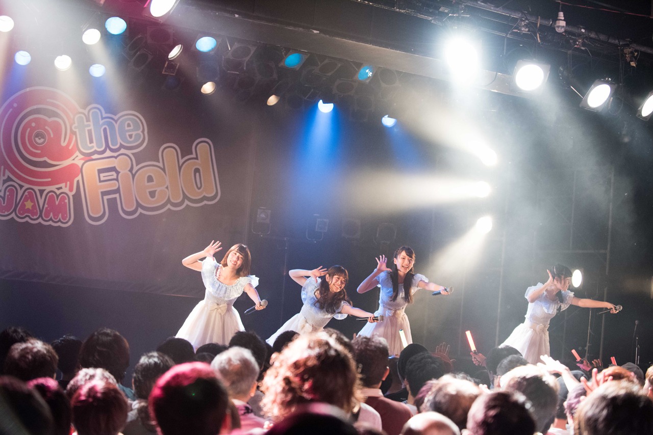 ぴゅあ娘によるライブの様子。