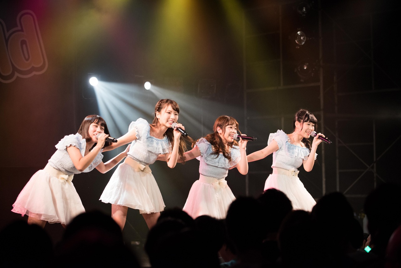 ぴゅあ娘によるライブの様子。