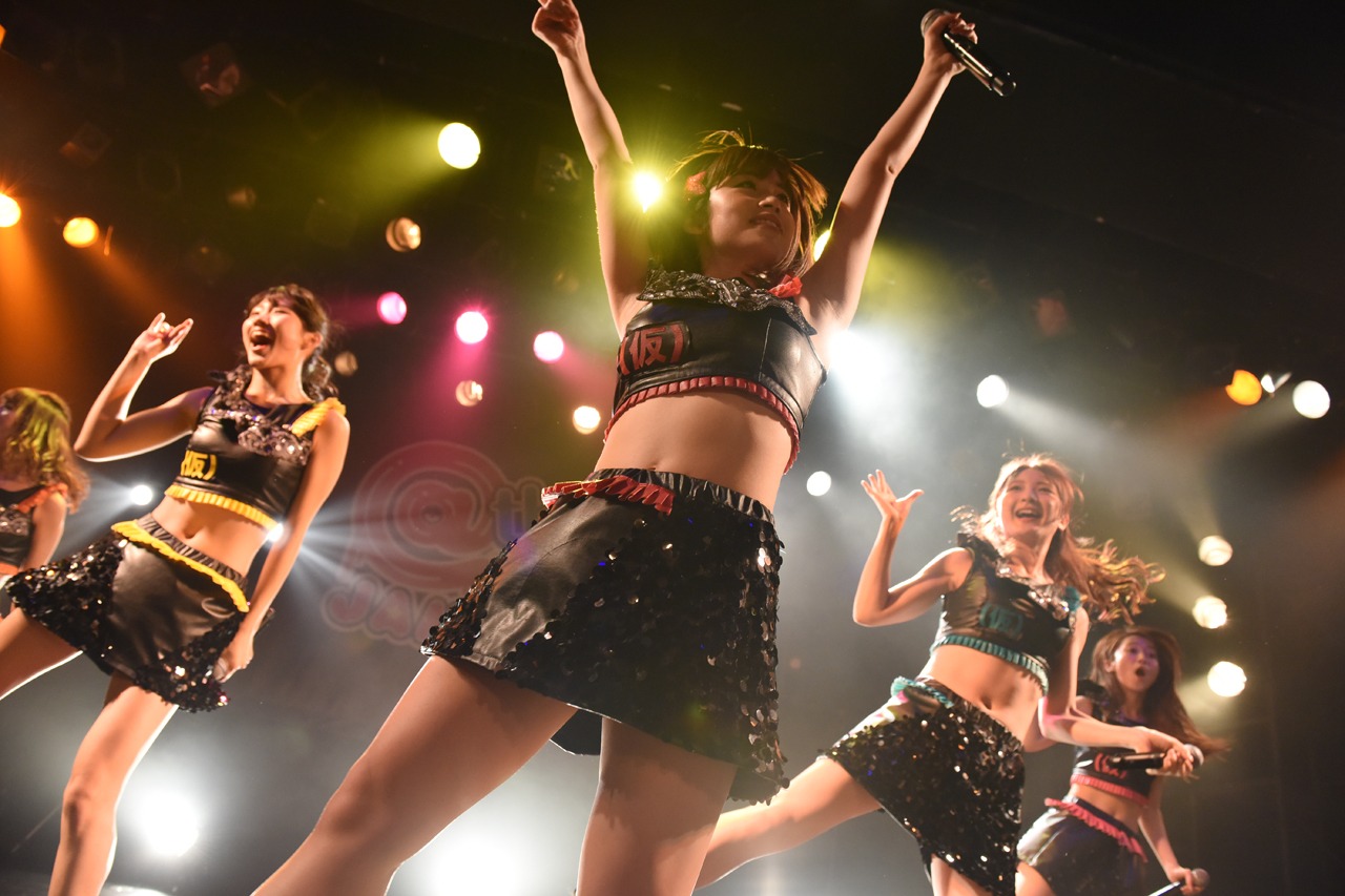 アップアップガールズ（仮）によるライブの様子。