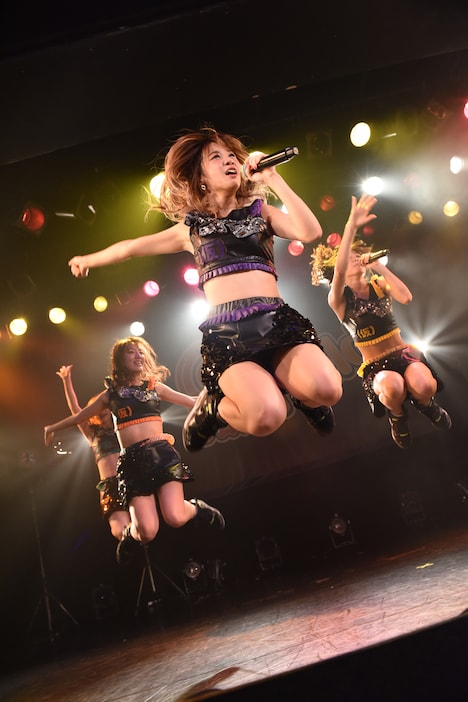 アップアップガールズ（仮）によるライブの様子。