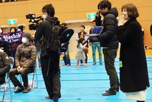 「YOSHIKI CHANNEL」のクルーと奥浜レイラ。