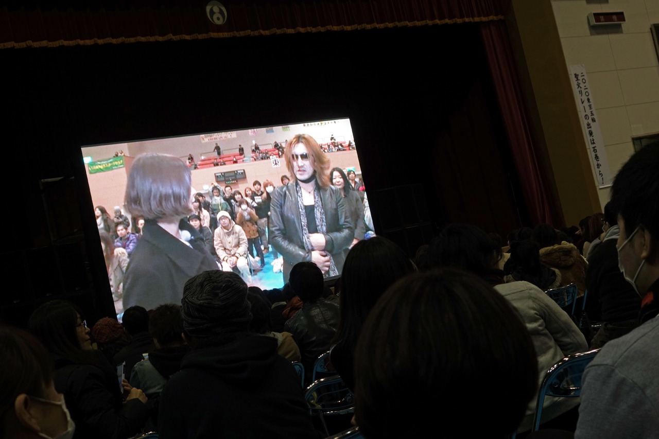 X JAPANの宮城・石巻BLUE RESISTANCE公演終了後の「YOSHIKI CHANNEL」配信の様子。