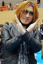 YOSHIKIのコスプレをしたファン。