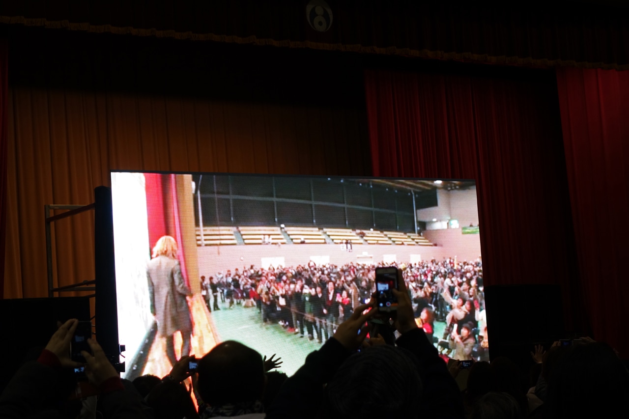 YOSHIKIが登場した宮城・石巻市総合体育館の様子。