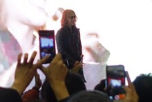 宮城・石巻市総合体育館に登場したYOSHIKI。