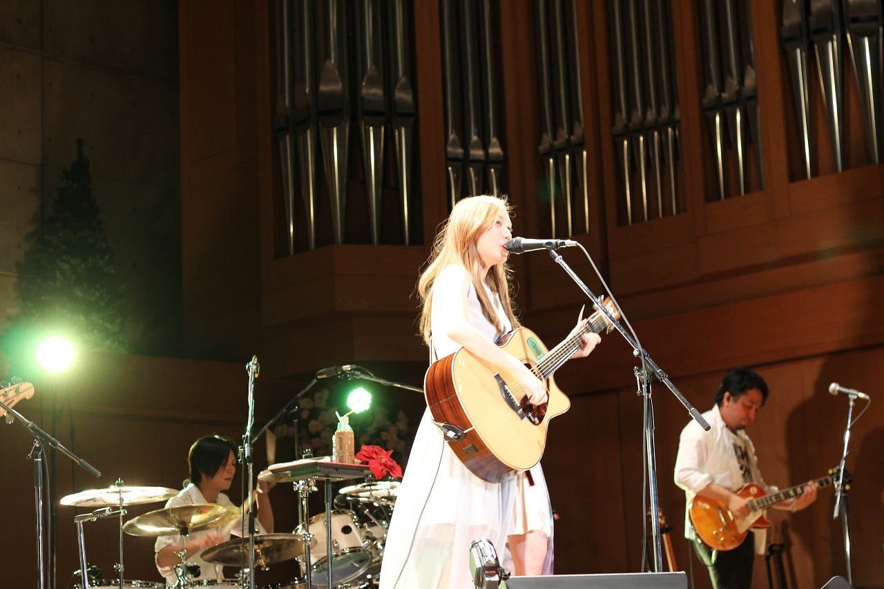「ななみ 2015 tour “あなたが、生きますように。”」東京・キリスト品川教会 グローリア・チャペル公演の様子。