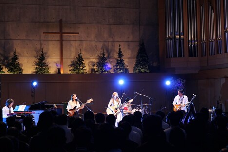 「ななみ 2015 tour “あなたが、生きますように。”」東京・キリスト品川教会 グローリア・チャペル公演の様子。