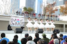 メジャーデビュー曲「ワールドピース」を歌うロッカジャポニカ。（撮影：笹森健一）