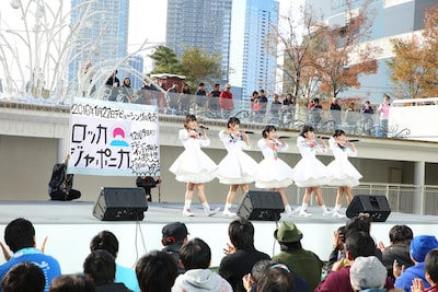 メジャーデビュー曲「ワールドピース」を歌うロッカジャポニカ。（撮影：笹森健一）