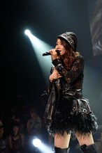 昨年11月29日に愛知・名古屋国際会議場センチュリーホールで実施されたライブイベント「SKE48冬コン2015名古屋再始動。～珠理奈が帰って来た～」で、「虫のバラード」を歌う山下ゆかり。 (c)AKS