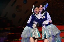 左から大矢真那、松井珠理奈。(c)AKS