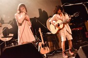 左からPORIN(Vo, Syn)、モリシー(G, Syn)。 (撮影:古渓一道)