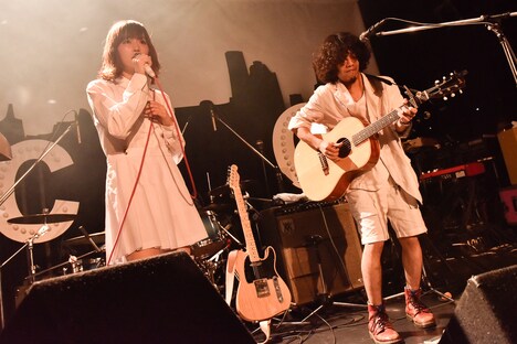 左からPORIN(Vo, Syn)、モリシー(G, Syn)。 (撮影:古渓一道)