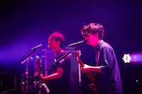 左より喜多建介（G / ASIAN KUNG-FU GENERATION）、後藤正文（Vo, G / ASIAN KUNG-FU GENERATION）。（撮影：薮田修身［W］）