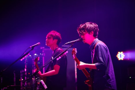 左より喜多建介（G / ASIAN KUNG-FU GENERATION）、後藤正文（Vo, G / ASIAN KUNG-FU GENERATION）。（撮影：薮田修身［W］）