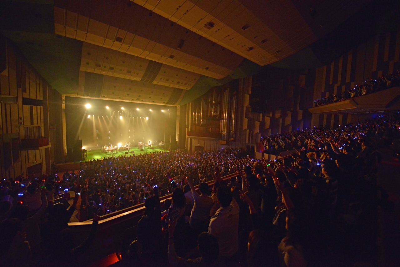 「フジファブリック HALL TOUR 2015 Hello!! BOYS & GIRLS」東京・NHKホールの様子。（撮影：河本悠貴）