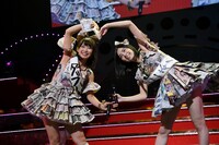 左から松村香織、松井珠理奈。(c)AKS