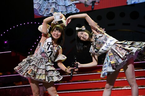 左から松村香織、松井珠理奈。(c)AKS