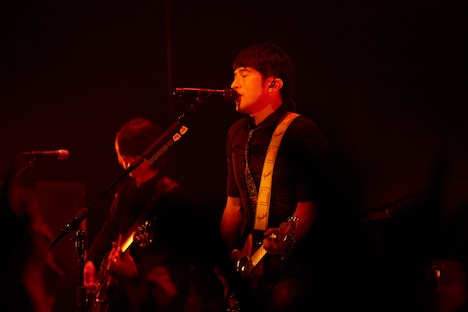 左より田原健一（G / Mr.Children）、桜井和寿（Vo, G / Mr.Children）。（撮影：薮田修身［W］）