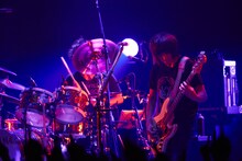 左より鈴木英哉（Dr / Mr.Children）、中川敬輔（B / Mr.Children）。（撮影：薮田修身［W］）