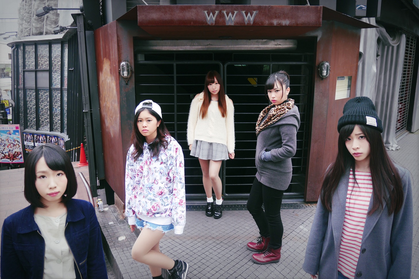 Qam。左から2人目が日向恵依。