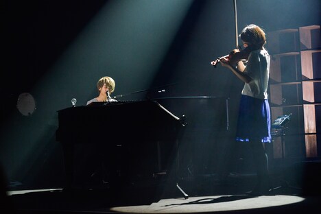 「こっちを向いてよ」を演奏する杉本雄治（Vo, Piano）と沖増菜摘（Violin）。（撮影：高田梓）