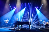 WEAVER「WEAVER HALL TOUR 2015 Still Boys & Girls ～Sing Like Dancing In Our Hall～」東京・NHKホール公演の様子。（撮影：高田梓）