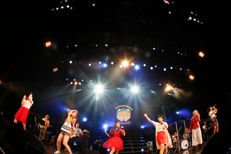 「Little Glee Monster LIVE TOUR 2015 ～リトグリ、秋のガオッとオールJAPAN!!～」EX THEATER ROPPONGI公演の模様。（写真提供：ソニー・ミュージックレコーズ）