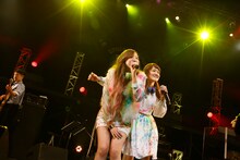 左からMAYU、芹奈。（写真提供：ソニー・ミュージックレコーズ）