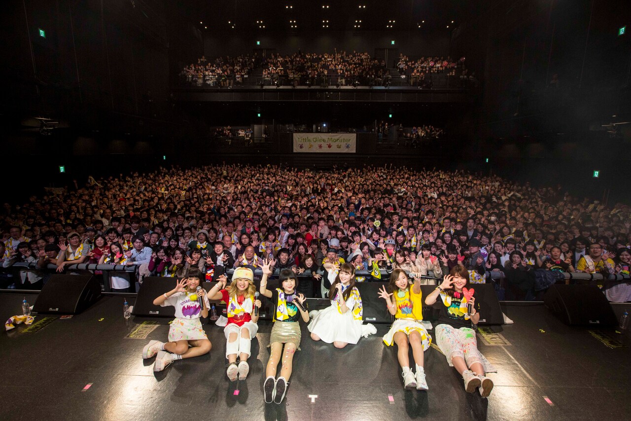 「Little Glee Monster LIVE TOUR 2015 ～リトグリ、秋のガオッとオールJAPAN!!～」EX THEATER ROPPONGI公演の模様。（写真提供：ソニー・ミュージックレコーズ）