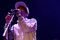 高城晶平（Vo, Flute, G）（撮影：三浦知也）