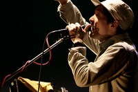 高城晶平（Vo, Flute, G）（撮影：三浦知也）