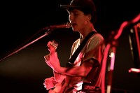 橋本翼（G, Clarinet, Cho）（撮影：三浦知也）